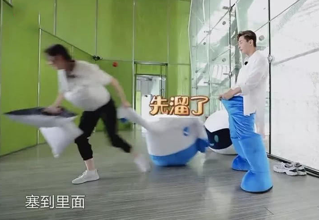 「迪丽热巴」明星参加真人秀多危险?热巴遭骚扰,Baby骨折,他却在笑声中离世!