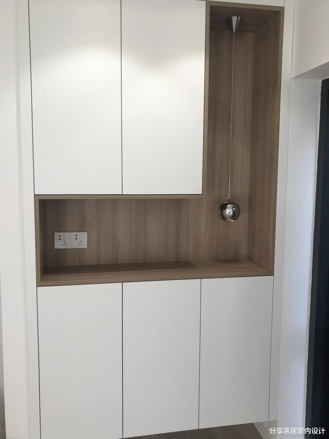 |她家极简的装修，全屋铺木地板，打扫干净还没布置家具就很漂亮！