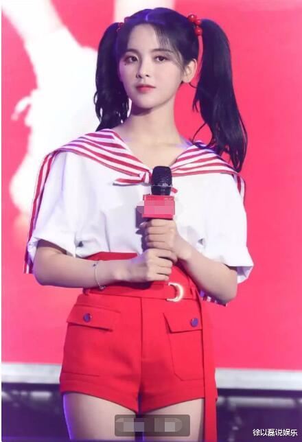 「杨超越」杨超越：这次挑战下“水手服”，梳双马尾似精灵，故意把裤子反穿