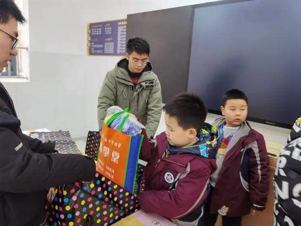 魅力学校 南京市金陵小学集团校开展扶贫捐赠活动
