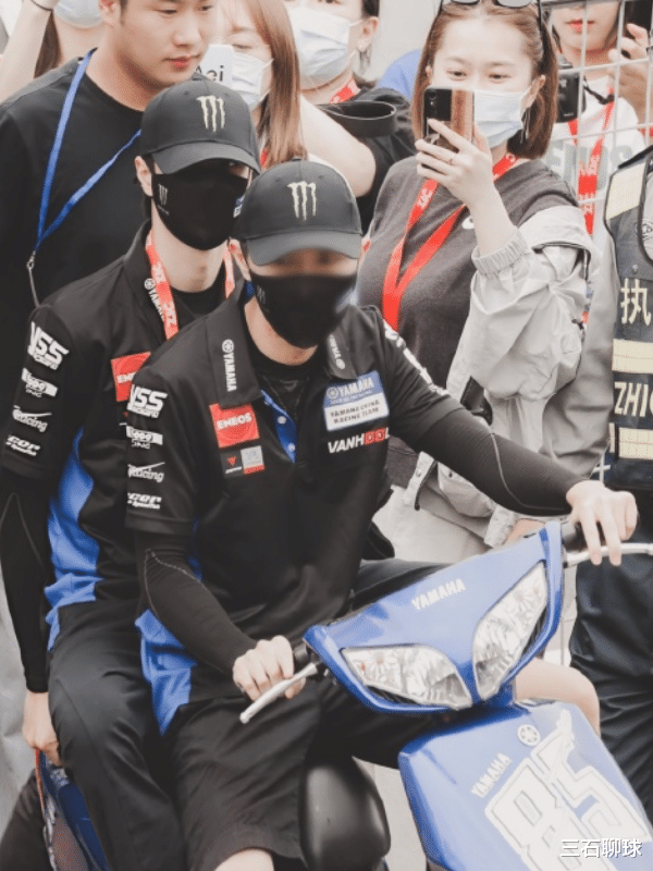 王一博|王一博赛车照遭“疯传”，一身黑衣炫酷十足，不愧是男神本尊！