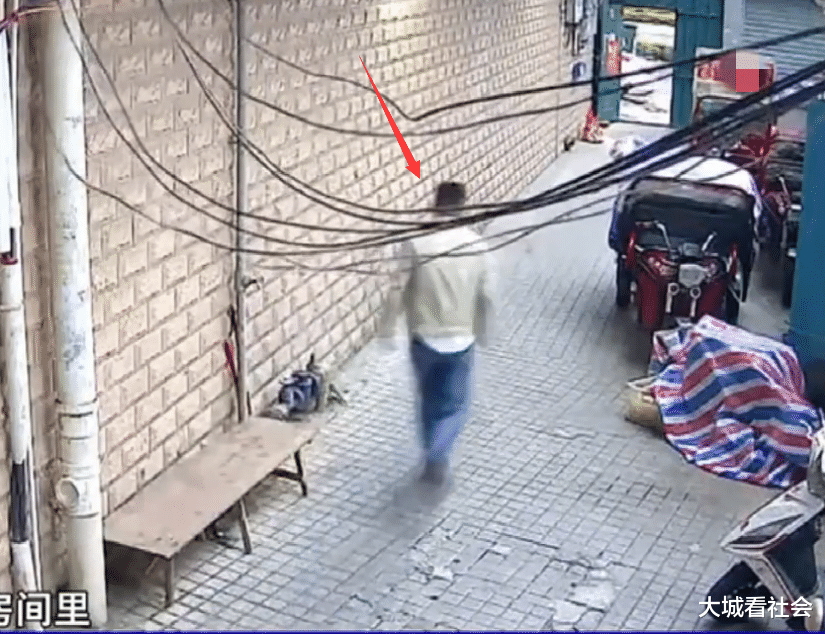 |陌生男子躺床底一整晚，主播拍视频曝光后，遭粉丝质疑自导自演