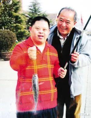 邓颖超|因演的太像周恩来总理，邓颖超观影时身体前倾，观众涕泪横流