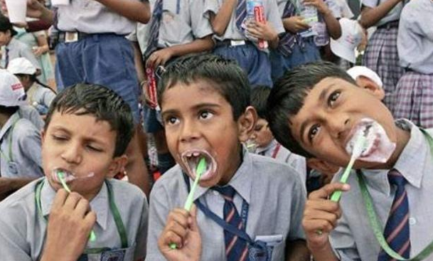 口臭：刷牙前，牙膏要不要“沾水”？听专家分析完，难怪一嘴黄牙口臭