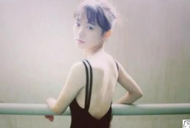鞠婧祎@鞠婧祎14岁旧照被传出，看清上学时颜值，整没整容你看不出来？