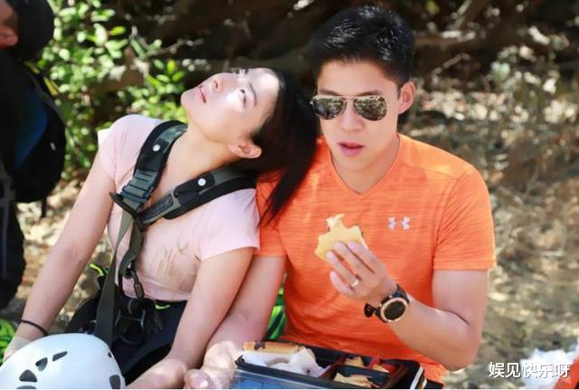 「郭晶晶」伏明霞郭晶晶罕见同框：3岁之隔差距太大，一细节透露出谁更幸福