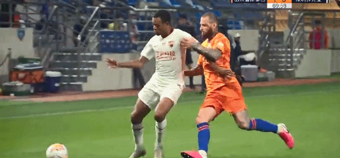 山东鲁能|裁判挡不住鲁能！李霄鹏被吹急了，外援中卫无奈跪地，标准看不懂