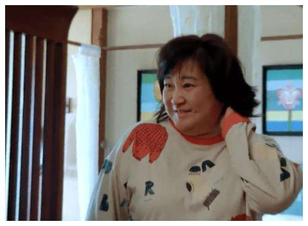 贾玲|贾玲别再吃了，脖子都变“三层”了，自圆其说：不减肥是怕观众不接受