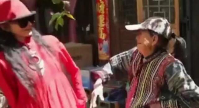 「杨丽萍」杨丽萍回家看80岁母亲，母亲直接打她一巴掌，鲁豫吓到不敢说话