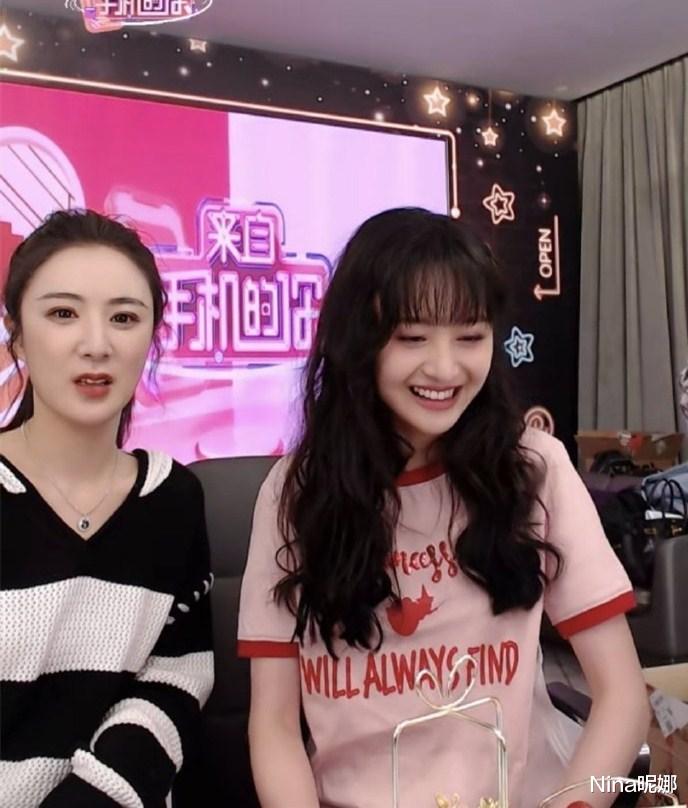 郑爽:郑爽首次同框薇娅直播真廉价,穿159T恤太“屌丝”,看完气质薇娅像助理