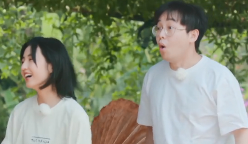 谭松韵@《向往4》把孔雀带回家，却刻意打出字幕解释，这波求生欲我服