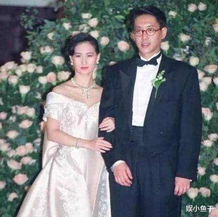 『何超琼』2000年被李嘉欣抢走老公许晋亨后，原配何超琼的报复手段真“解恨”