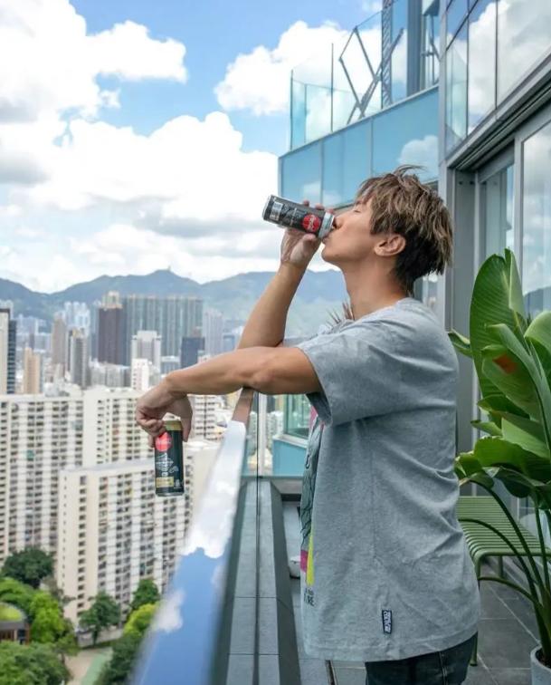 |参观37岁陈柏宇在香港的家，家里全是简约装修，沙发还是粗麻的