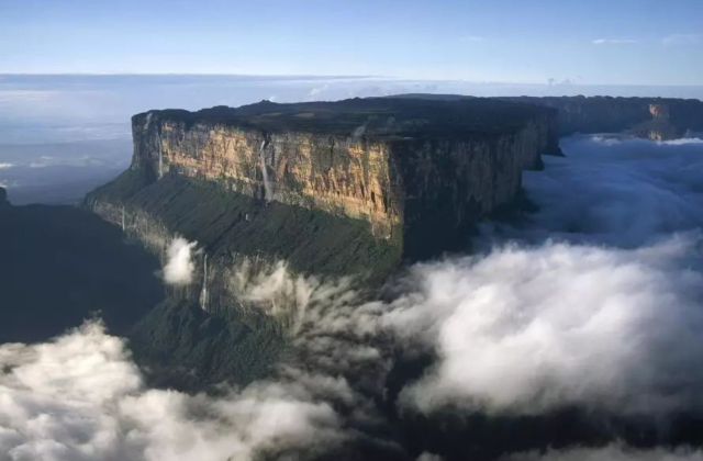 ▲一座高达2800米的山峰，四周如同刀削，被誉为“世界尽头”