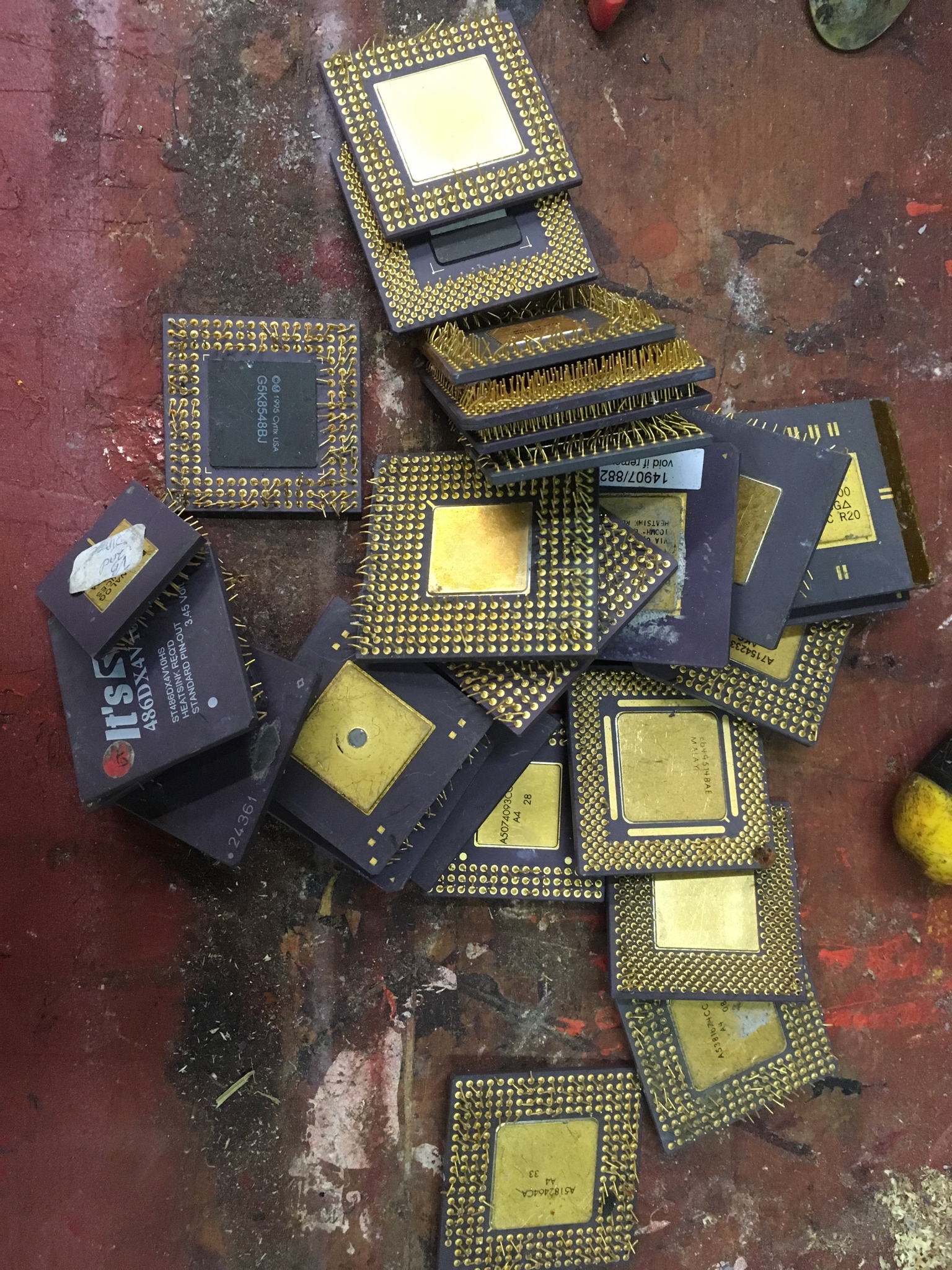 「CPU」见证239克黄金的诞生，变废为宝的CPU炼金术，猜猜消耗了多少颗CPU