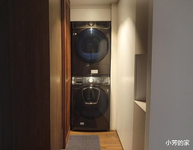 ▲卧室地台床中间砌堵墙，一半躺着一半坐着，这设计让人眼前一亮！