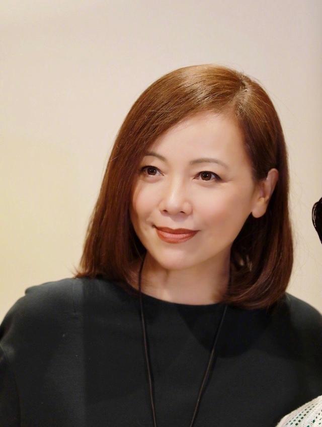 谢霆锋|曾让万梓良当街下跪的邓萃雯，是如何把一手烂牌打成王炸的？