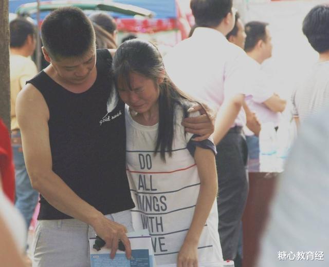 野鸡大学|女儿顺利被“名校”录取，父亲大摆筵席庆祝，班主任：你们糊涂啊