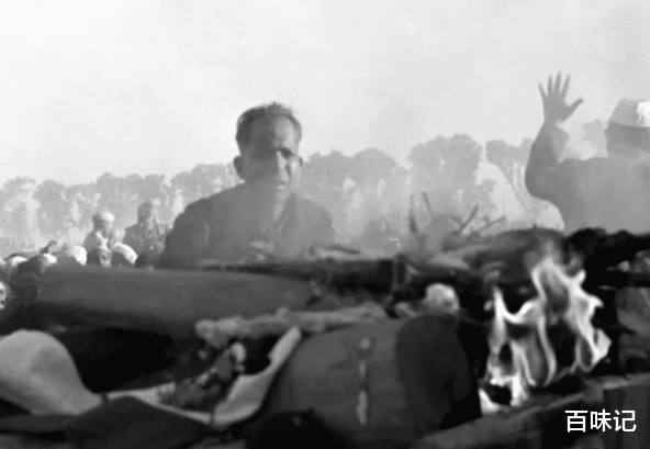 甘地传|圣雄甘地老照片：长期与少女同浴同睡，死后女信徒为其殉葬！