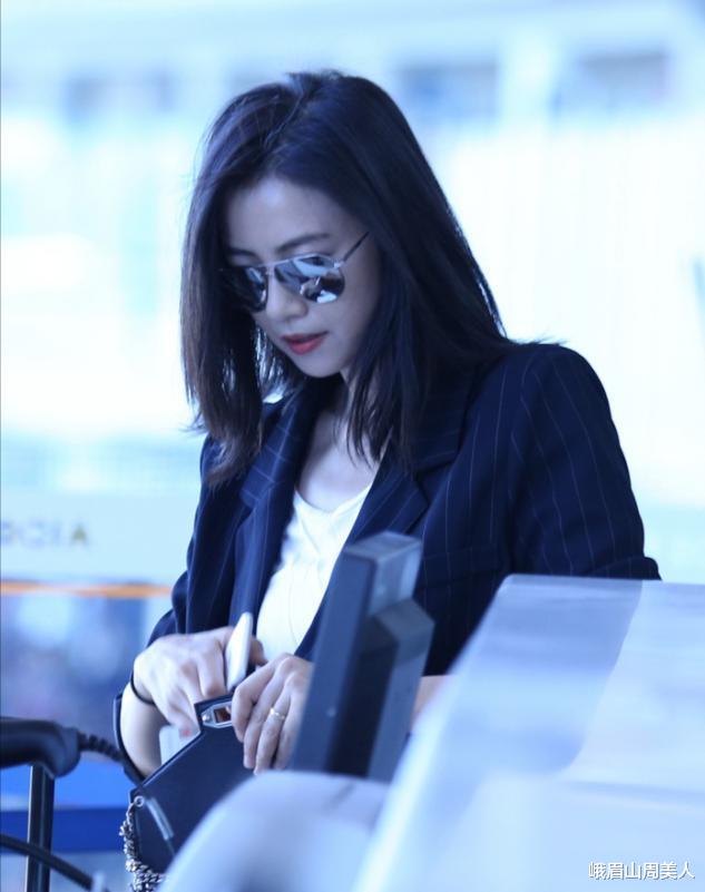 发型|?女人过了50岁尽量别留长发、烫卷发！推荐这4种发型，真洋气