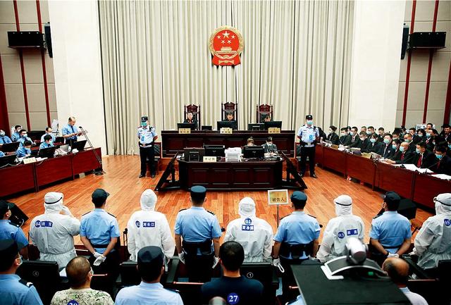 山东商报|从警30年的公安局长竟是黑社会老大！涉案14亿，17岁就进入公安局工作