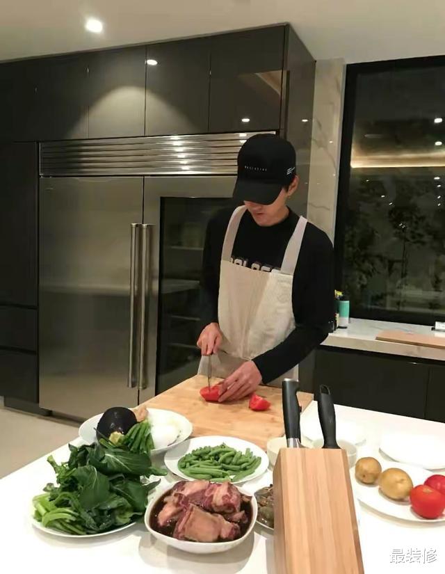『吴亦凡』吴亦凡家中豪宅曝光，厨房宽敞又豪华，吊灯也太好看了！