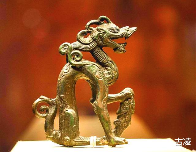 文物@墙角挖出一条怪龙，日夜“怒吼”，专家10块钱买下，现成镇馆之宝