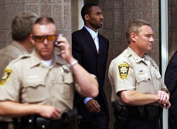 科比·布莱恩特|获得巨额赔偿，时隔17年，科比鹰郡门女主角凯特琳现状如何？