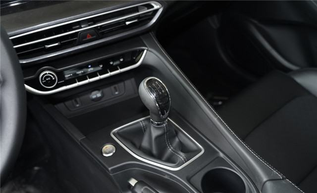 长安逸动|好开不贵的国产轿车，配四缸1.6L和蓝鲸1.4T，外观很漂亮