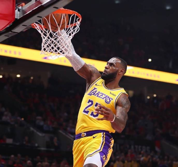 勒布朗·詹姆斯▲詹皇和小卡到底谁更强？美媒对比7项能力，没想到他被单方面碾压了