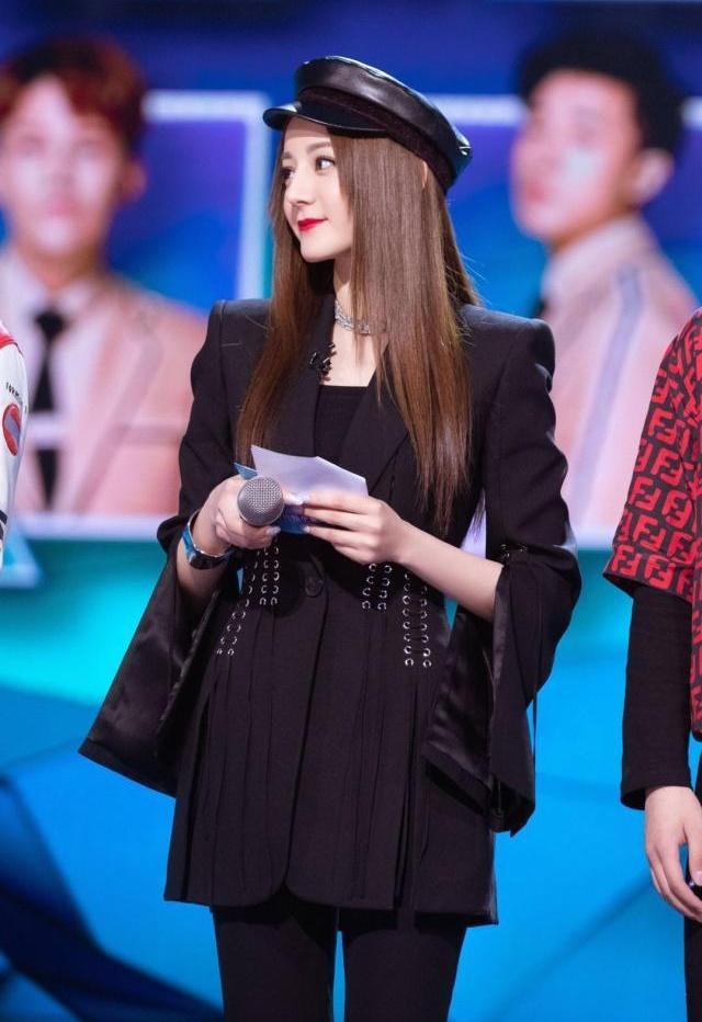 『迪丽热巴』迪丽热巴的发型换对了!真的很有气质!28岁嫩成18岁了!!