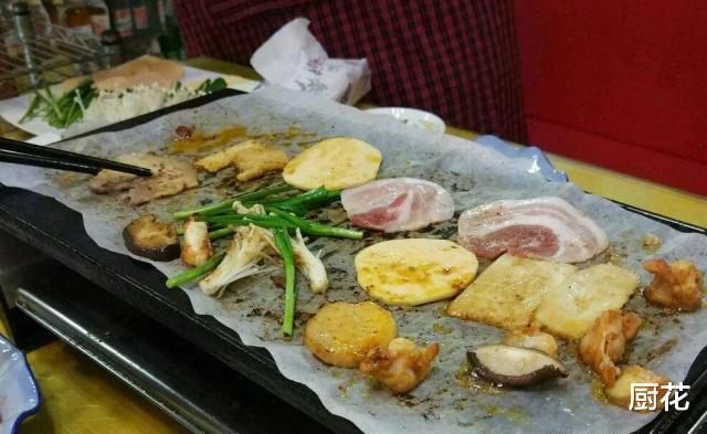 [苦瓜]长点心吧！吃烤肉服务员问你：换不换纸，其实是一种“暗示”