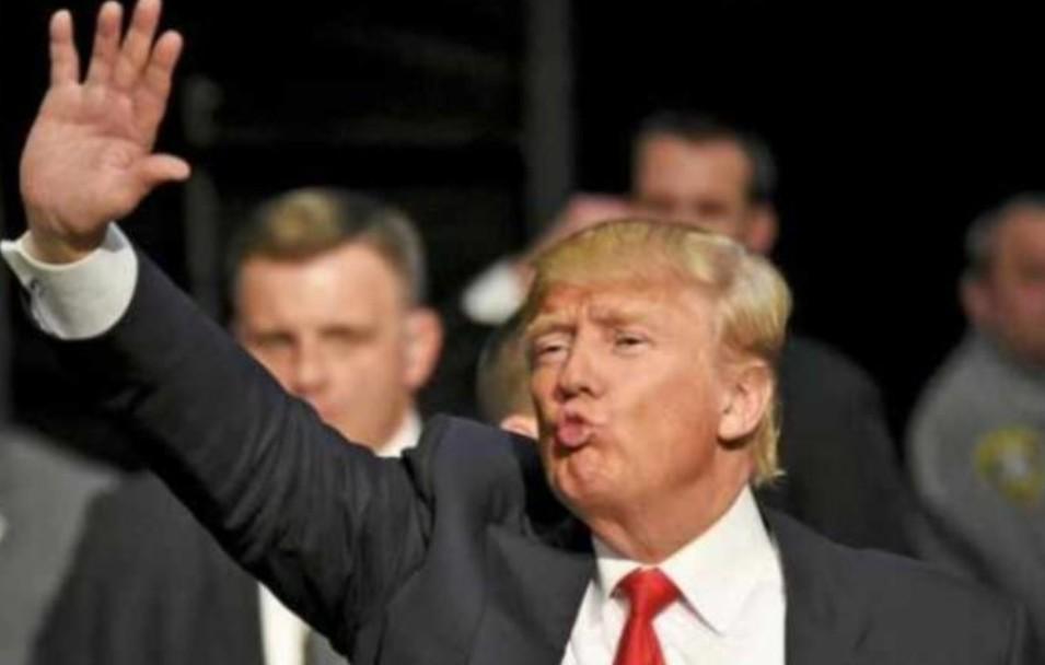 『特朗普』“立刻下台！”特朗普门前被放数具裹尸，举牌抗议叫特朗普立刻下台！