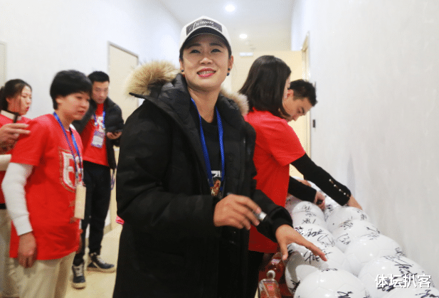 中国女足|37岁中国女足传奇当妈妈了！参加过5届世界杯，丈夫身份成谜
