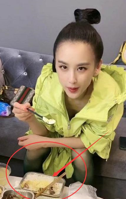 黄圣依|赵丽颖任性尝试低腰裤,看清路人镜头下的腰,上帝也捏不出第二个