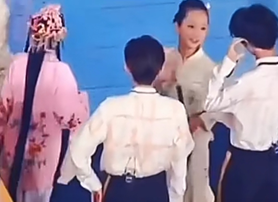 女孩在央視舞臺上近距離和王俊凱打招呼，隨後小凱回應的方式很暖-圖5