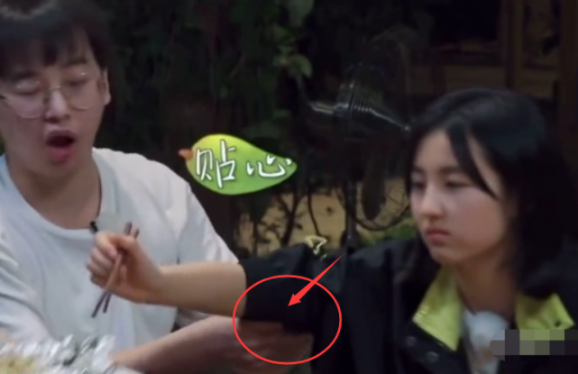 「彭昱畅」张子枫急着吃花甲,却被彭昱畅阻止,下一秒看到他做了啥,甜到我了