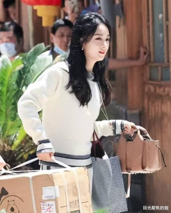 赵丽颖|中餐厅室外38度天录制，别的女星都露腿，就赵丽颖与众不同