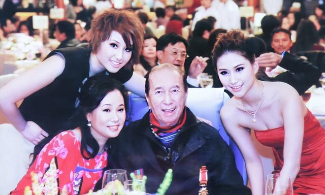 温婉|赌王三太披发造型太罕见!穿红裙笑容温婉超惊艳,却被女儿抢风头