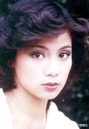 翁美玲|85年凌晨1: 25分，女星着红色睡袍死在家中，尸体被包裹5层锡纸