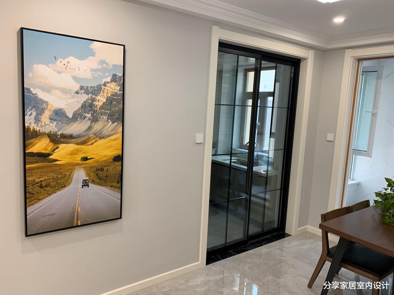 「大门」装修完工，保洁做完晾着通风中，很漂亮，过道打柜子真实用，晒晒