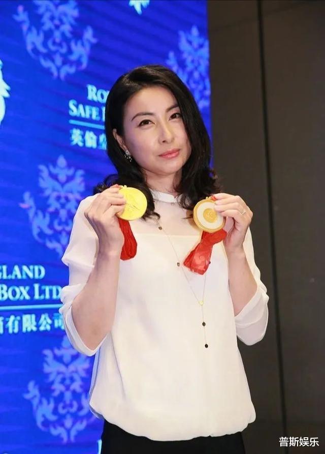 郭晶晶|郭晶晶母亲近况，与豪门亲家同框不卑不亢，女儿连生三胎成她底气