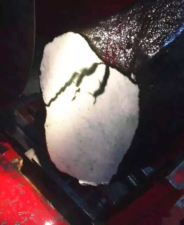 小叶紫檀：几百万买的一块13公斤的原石，一刀切开整个个人都心灰意冷了！