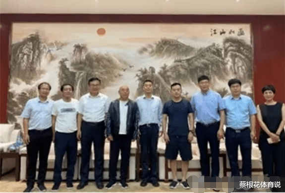 孔令辉|44岁孔令辉回归乒坛?穿短裤凉鞋和领导合影,网友:太不尊重人!