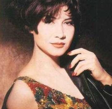 甄妮|一代“铁肺天后”，为丈夫守寡37年，女儿的长相“暴露”了生父