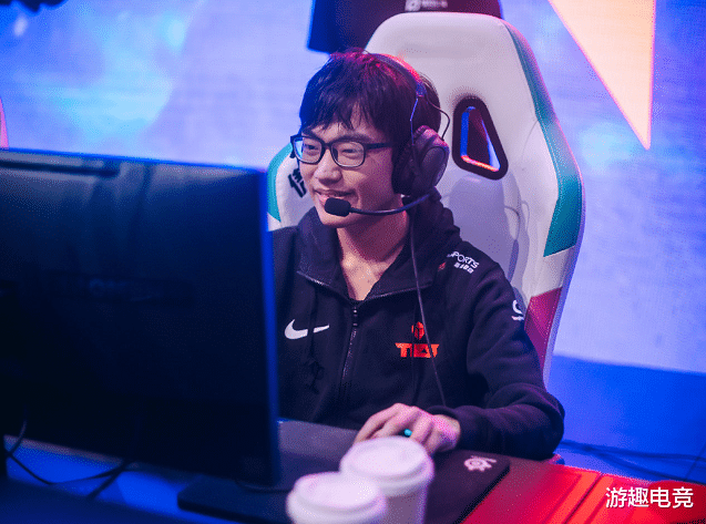 『knight』knight夺冠后有新外号了:夺命书生,商店只有一件装备