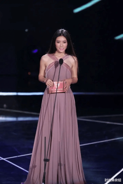 「穿衣搭配」田海蓉美到国外去！一身波浪纹套装配高马尾，气质惊艳又减龄