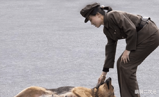 「朝鲜」实拍中朝边境的朝鲜女兵, 对对面的中国很好奇