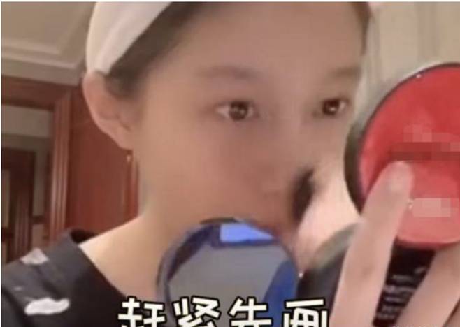 口红|关晓彤挑战30秒化妆，到口红没时间了看她咋涂的：真有你的