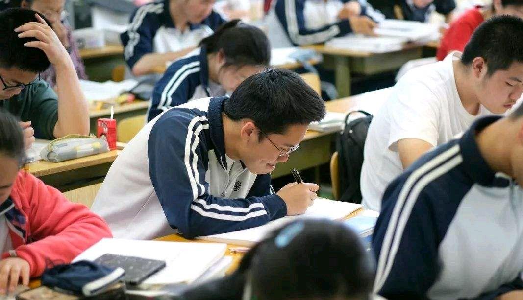 『教育厅』教育厅最新通知，高三考生迎来一个坏消息，家长欲哭无泪